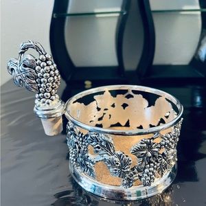 Goodinter Silver Grape Vine Wine Bottle Holder, Cork Stopper